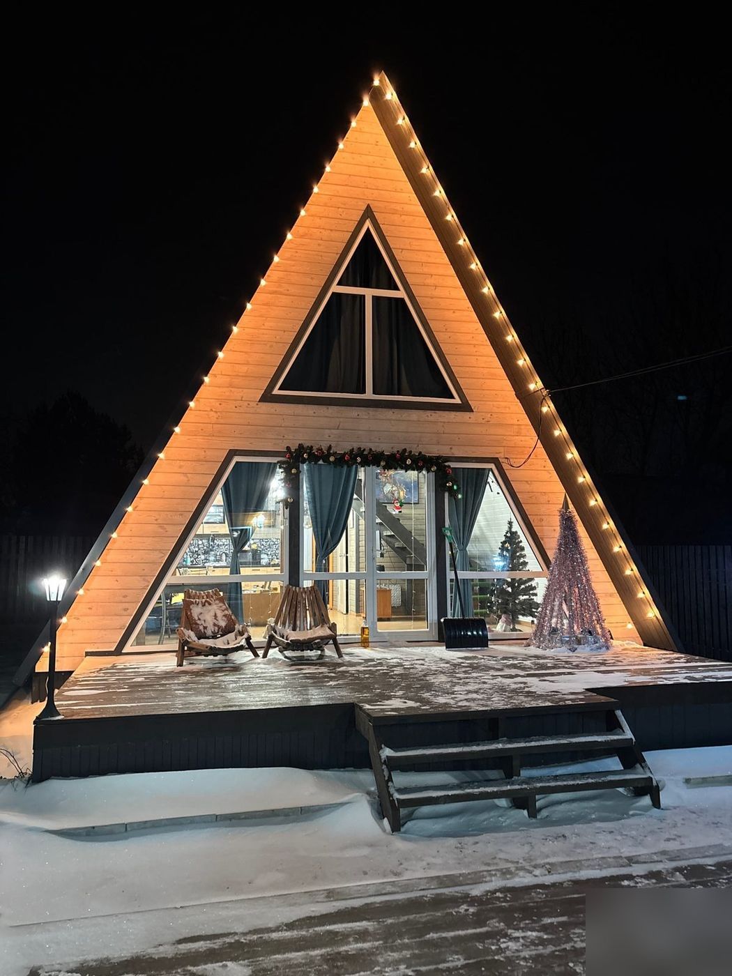 A-frame вечером с подсветкой
